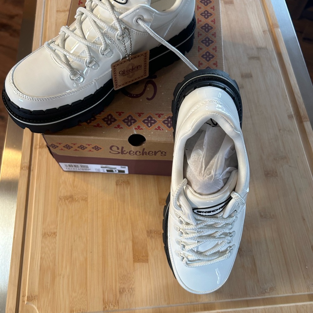 - SOLD- NWT Skechers fashion sneakers-